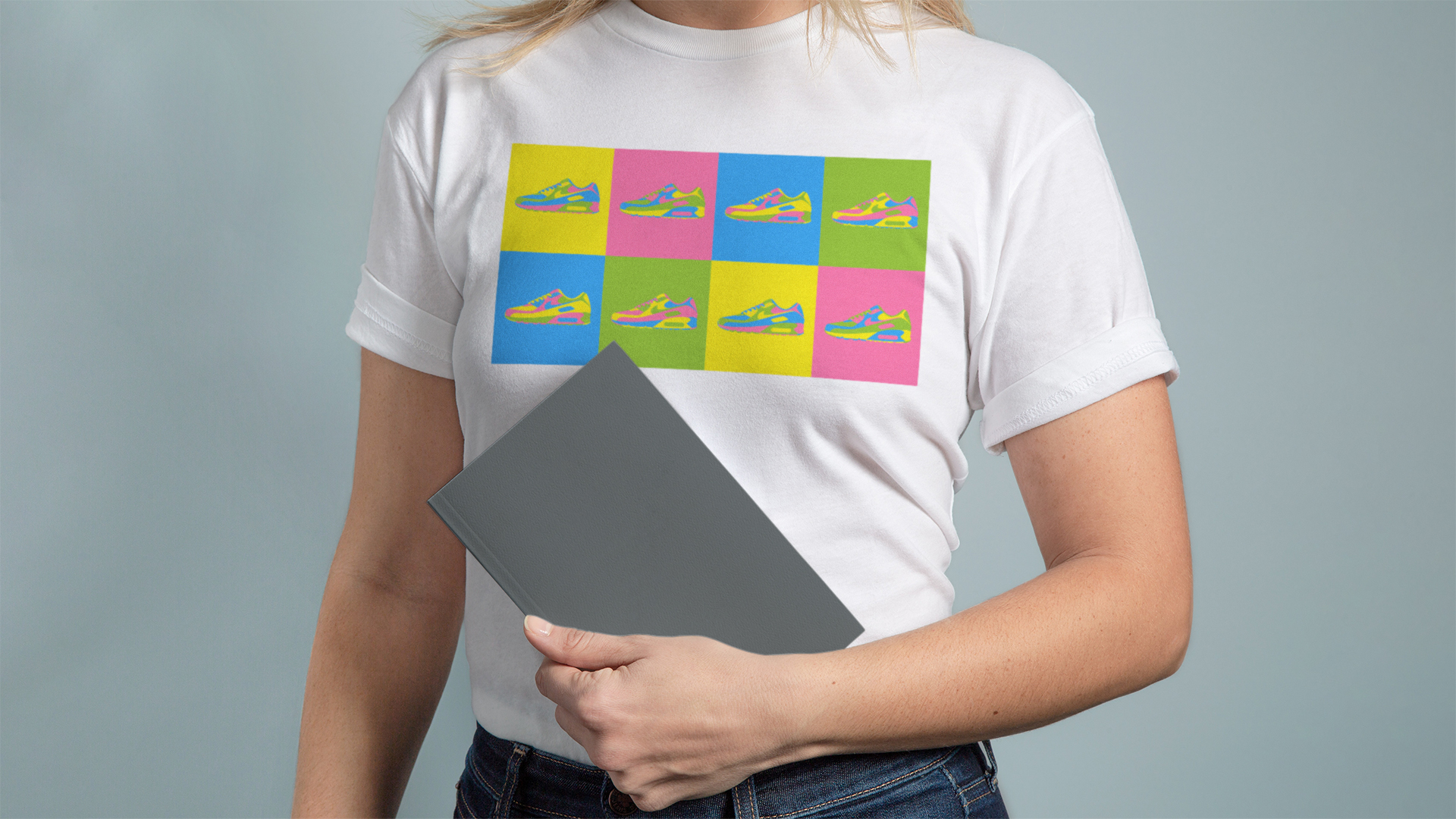 Mock-up de una chica con camiseta blanca donde lleva impresa la ilustración conjunta de 'Air Max 90 Warhol Style'